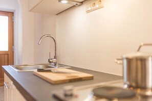 Refrigerador, microondas, parrilla de estufa y cafetera y tetera 