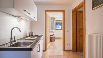 Frigorifero, microonde, piano cottura, macchina per tè/caffè