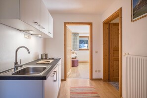 Kühlschrank, Mikrowelle, Herdplatte, Wasserkocher mit Kaffee-/Teezubehör