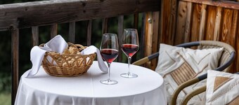 BnB Lettnerhof – Balcony Family Suite. Surrounded by Nature, South-Facing Balcony, Mountain View, Wi-Fi