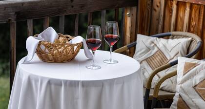 BnB Lettnerhof – Balcony Familysuite. Mitten im Grünen, Südbalkon, Bergblick, Wlan.