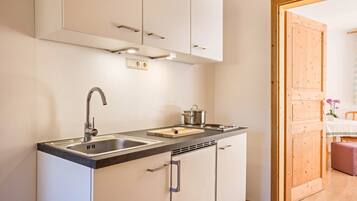 Frigorifero, microonde, piano cottura, macchina per tè/caffè