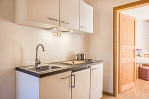 Kühlschrank, Mikrowelle, Herdplatte, Wasserkocher mit Kaffee-/Teezubehör