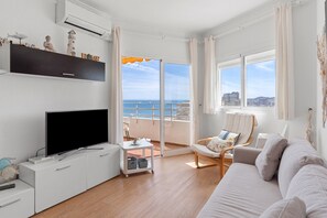 TV - Holiday Apartment "Fuengirola" with Sea and Mountain View, Shared Pool & Wi-Fi (Fuengirola)