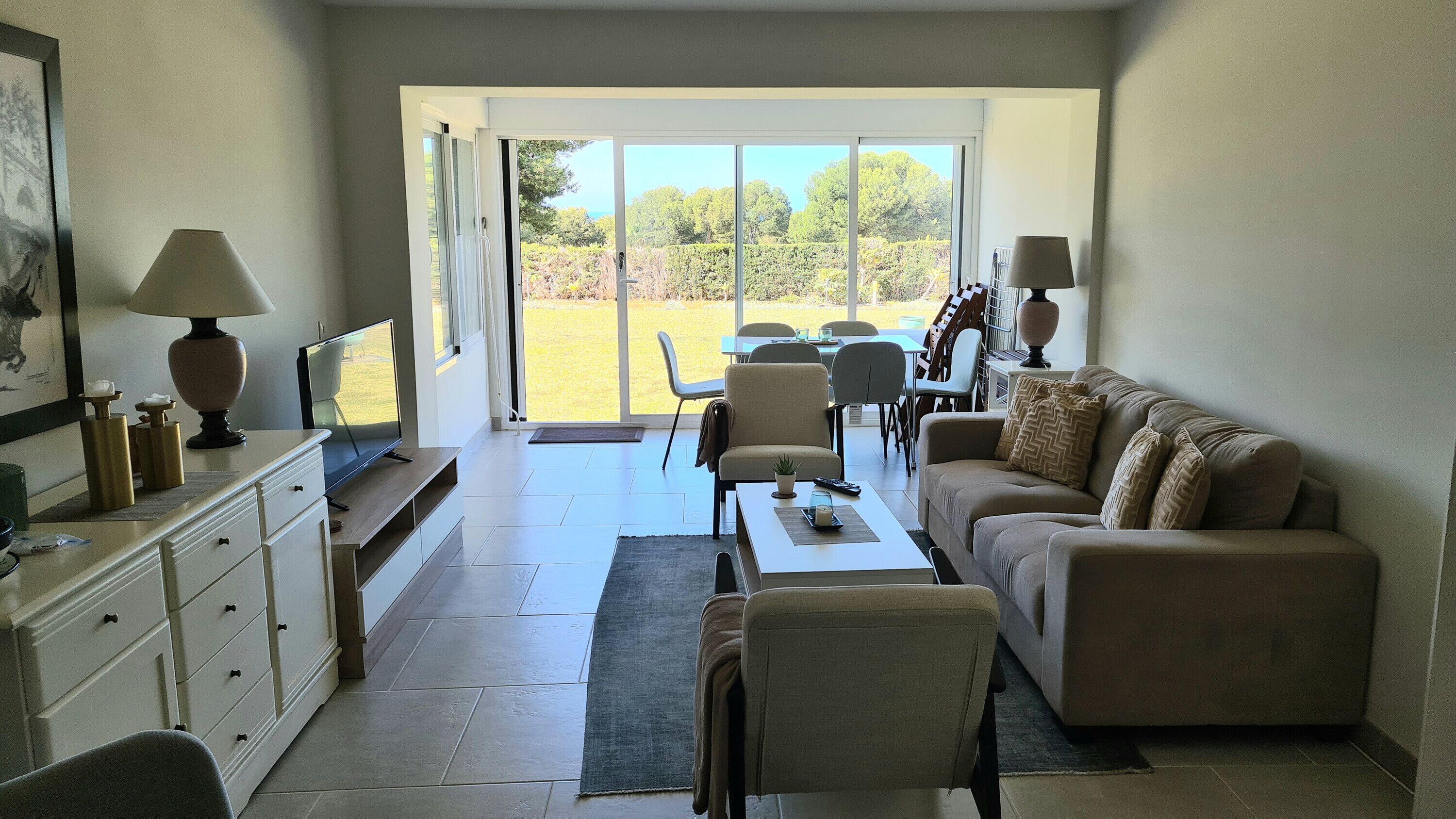 Una televisión, un reproductor de DVD