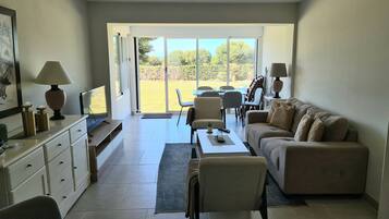 Una televisión, un reproductor de DVD