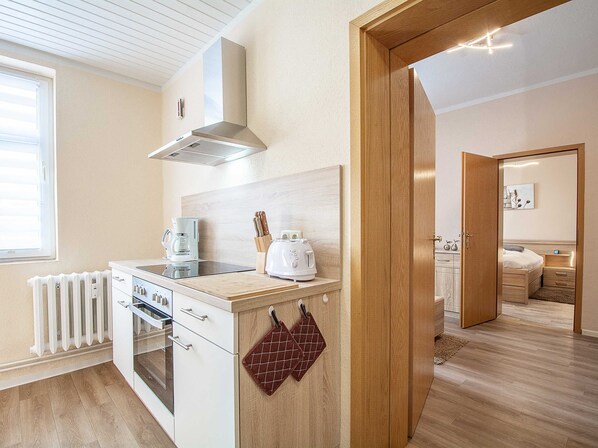Fridge, oven, dishwasher, coffee/tea maker