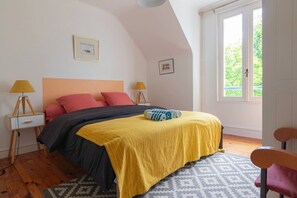 4 bedrooms, iron/ironing board, free WiFi, bed sheets