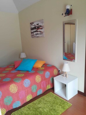2 chambres, fer et planche à repasser, Wi-Fi gratuit, draps fournis