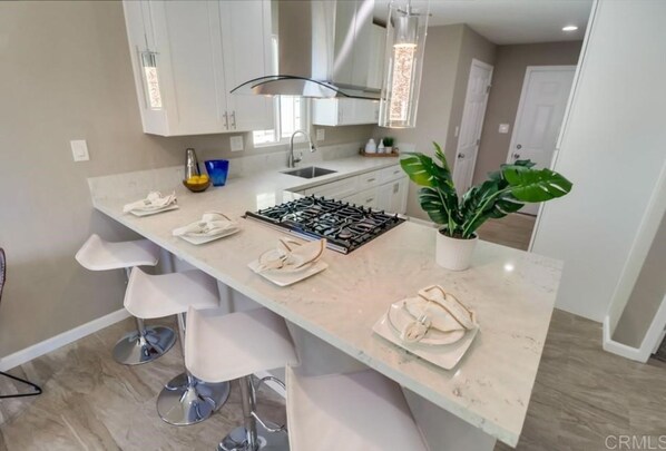 冷蔵庫、電子レンジ、オーブン、コンロ