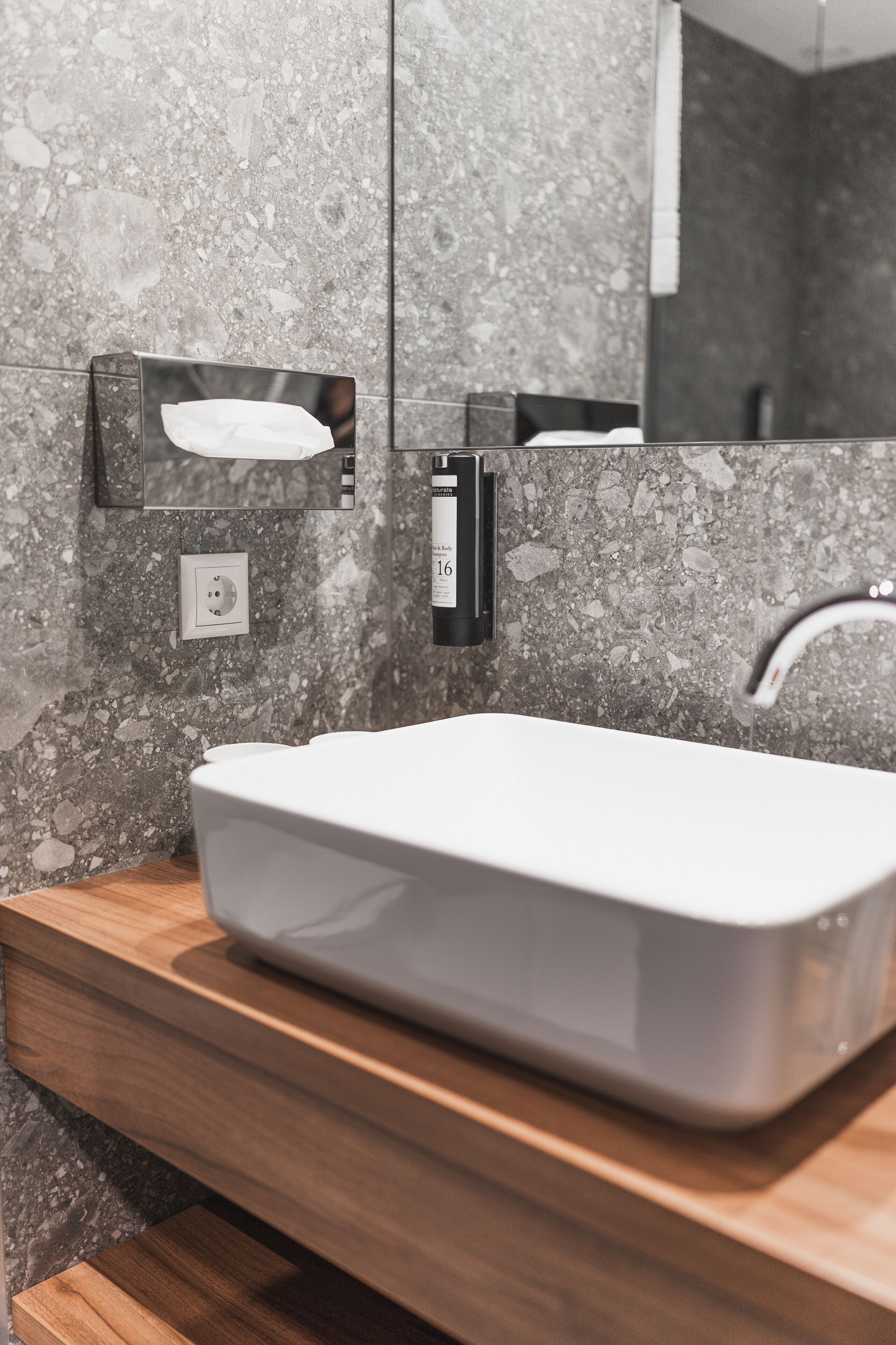 1 bedroom, in-room safe, desk, blackout curtains