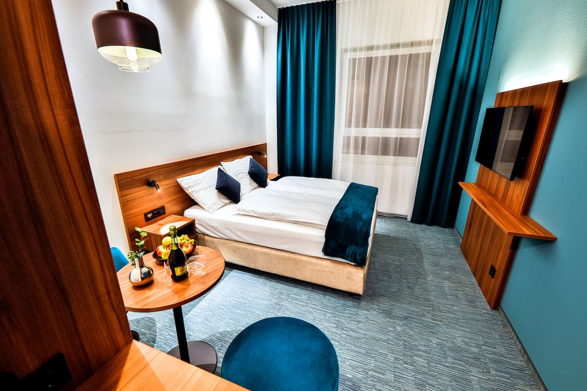 Business Room | In-room safe, desk, blackout curtains, soundproofing