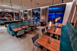 Breakfast and dinner served, international cuisine - Hotel Das Zeit (Lenzing)