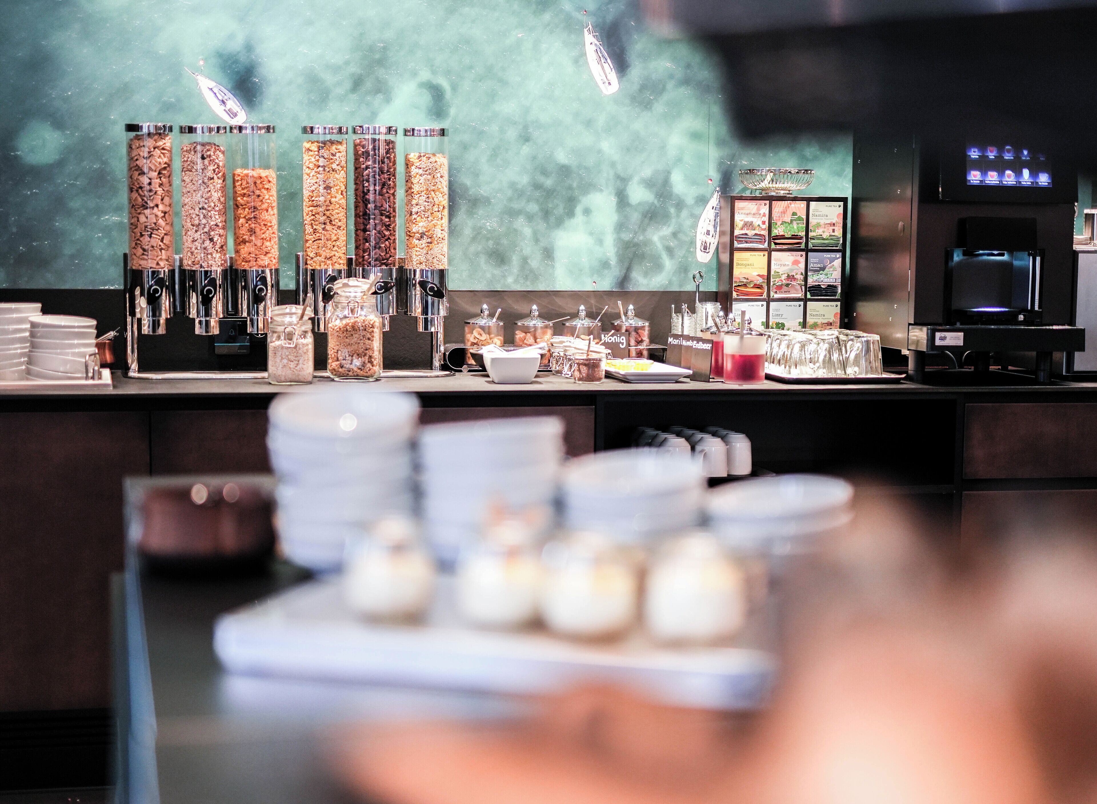 Un espace buffet avec différents distributeurs de nourriture, une machine à café et un distributeur de boissons.