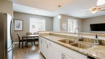 Refrigerador, microondas, horno, placa de cocina