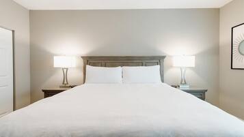 2 slaapkamers, een strijkplank/strijkijzer, internet, beddengoed