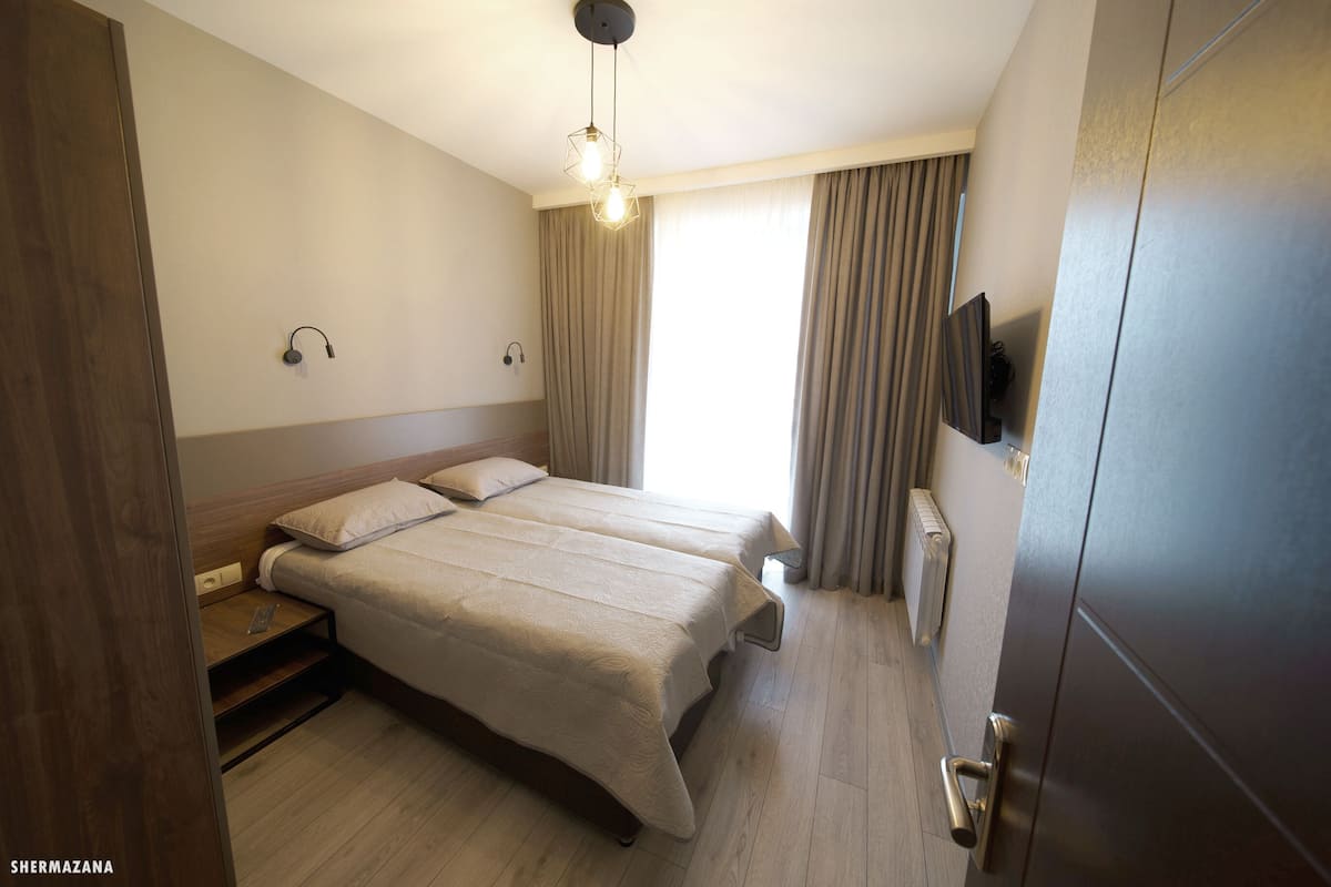 3 bedrooms, desk, WiFi, bed sheets
