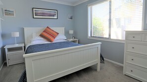 4 bedrooms, desk, iron/ironing board, internet