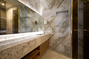 Habitación económica con 2 camas individuales | Baño | Secador de pelo, albornoces, zapatillas y toallas