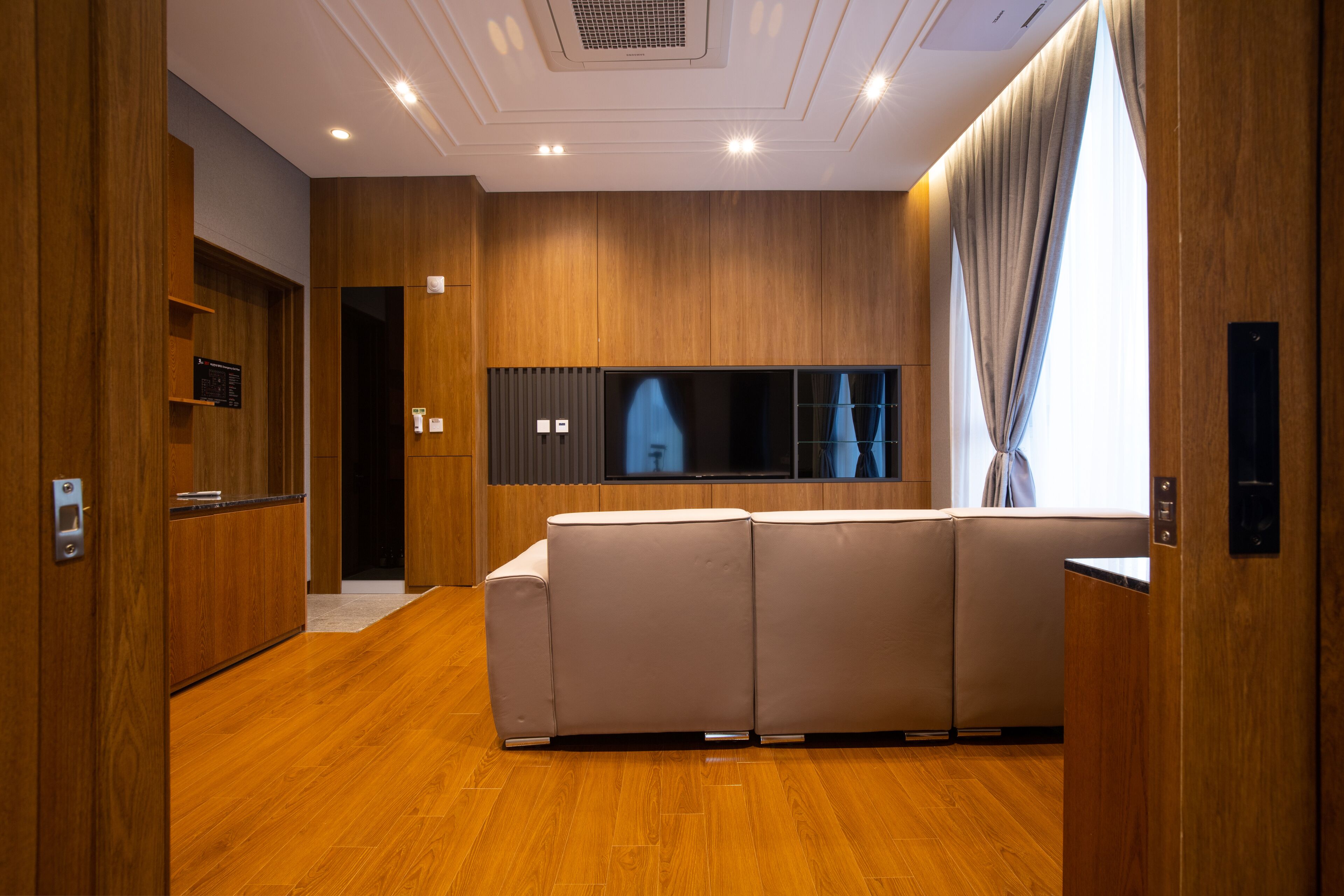 suite twin room | living area | flat-screen tv