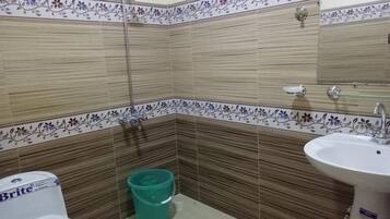 Deluxe Double or Twin Room | Bathroom | Shower, free toiletries, slippers, towels