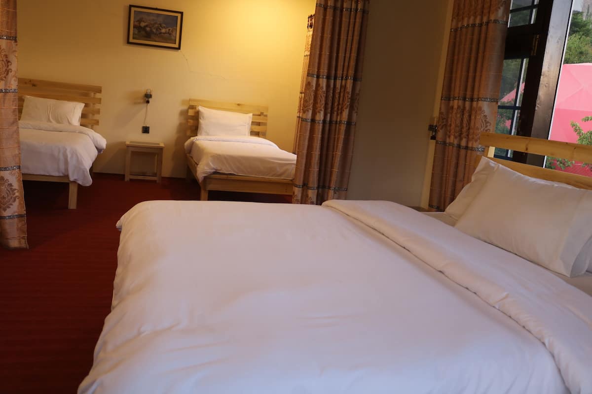 Deluxe Quadruple Room | Soundproofing, free WiFi, bed sheets