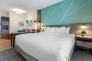 Premium bedding, desk, laptop workspace, iron/ironing board - Comfort Suites Cottage Grove – Madison (Cottage Grove)
