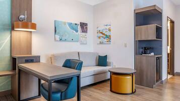 Suite, 2 camas Queen size, para no fumadores | Ropa de cama de alta calidad y escritorio