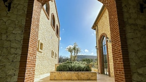 An arched corridor with stone walls and a clear view of the sky. - Bengodi Boutique Hotel (Eceabat)