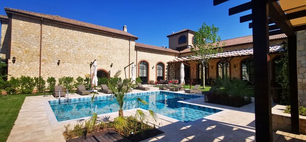 Außenpool, geöffnet von 08:00 Uhr bis 19:00 Uhr, Sonnenschirme