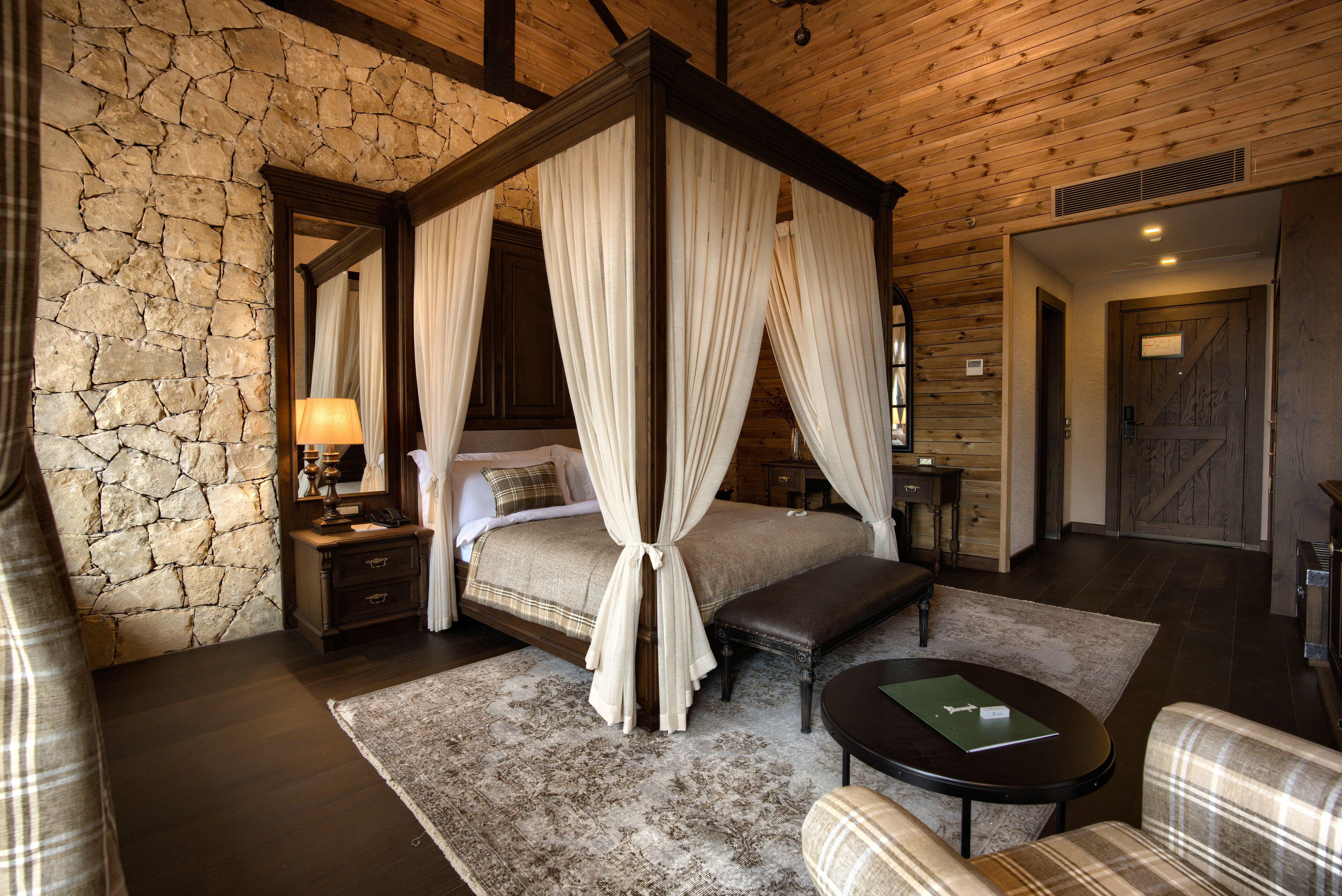 Executive-værelse | Minibar, pengeskab på værelset, skrivebord, mørklægningsgardiner