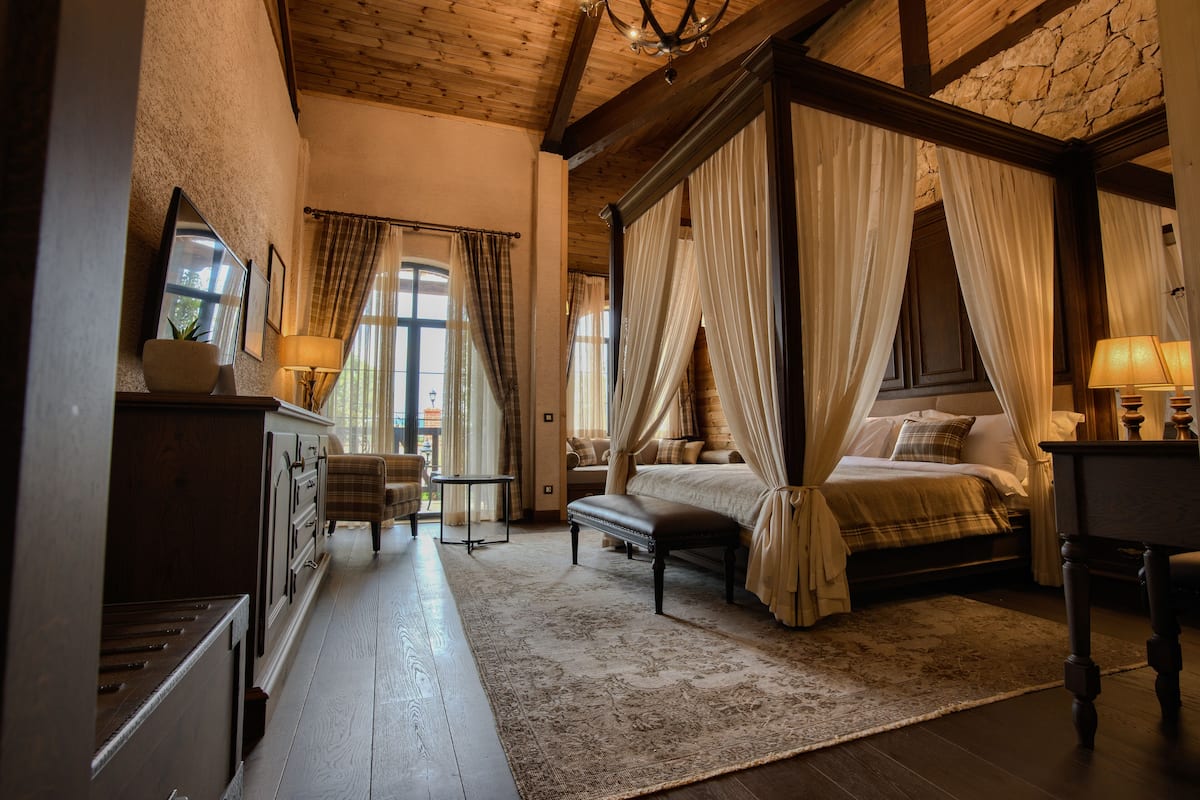 Executive Room | Minibar, in-room safe, desk, blackout drapes