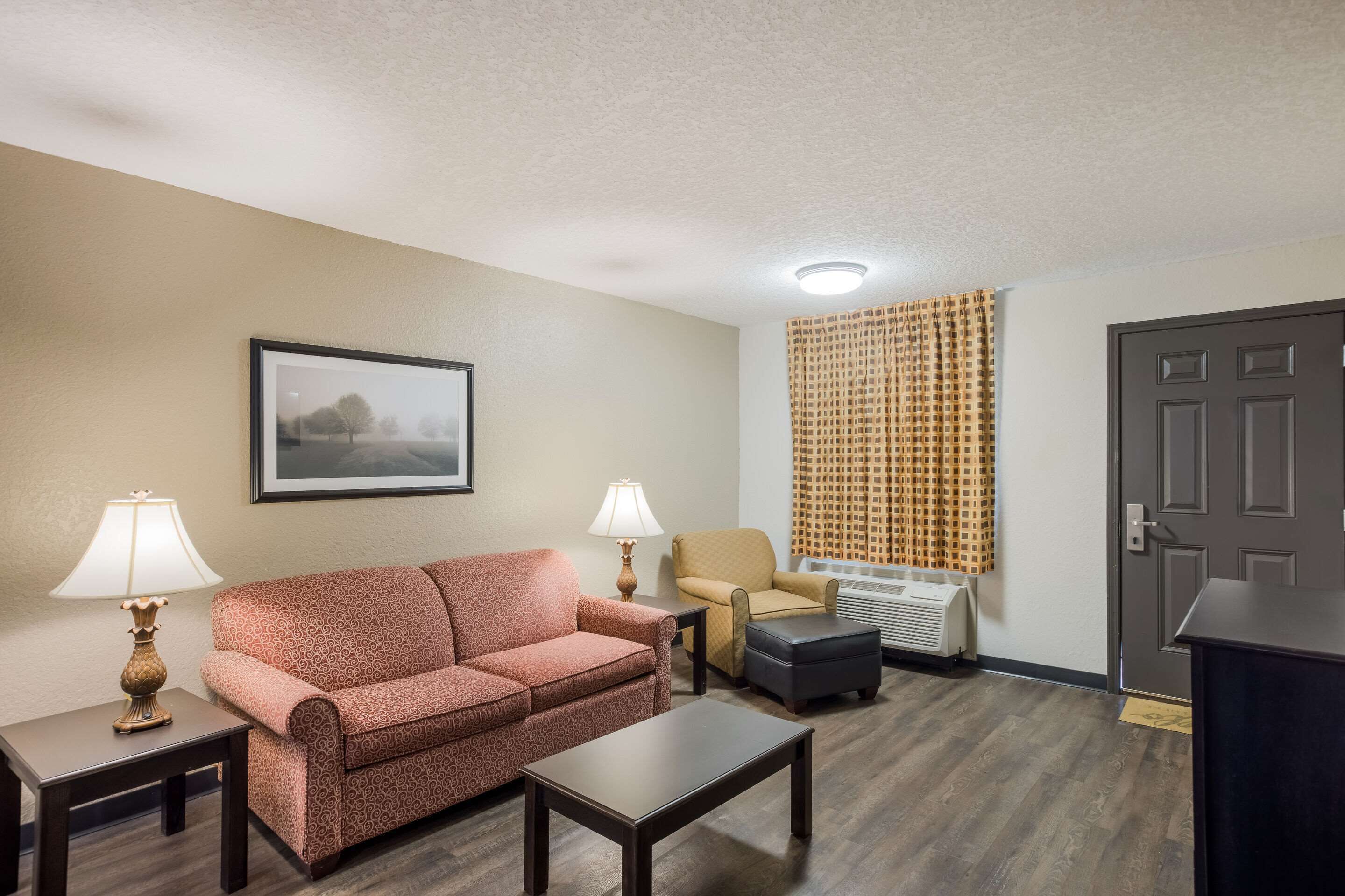 办公桌、熨斗/熨板、免费 WiFi、床单