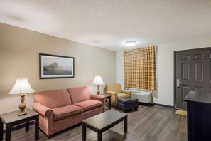 Desk, iron/ironing board, free WiFi, bed sheets - Econo Lodge Vidalia (Vidalia)