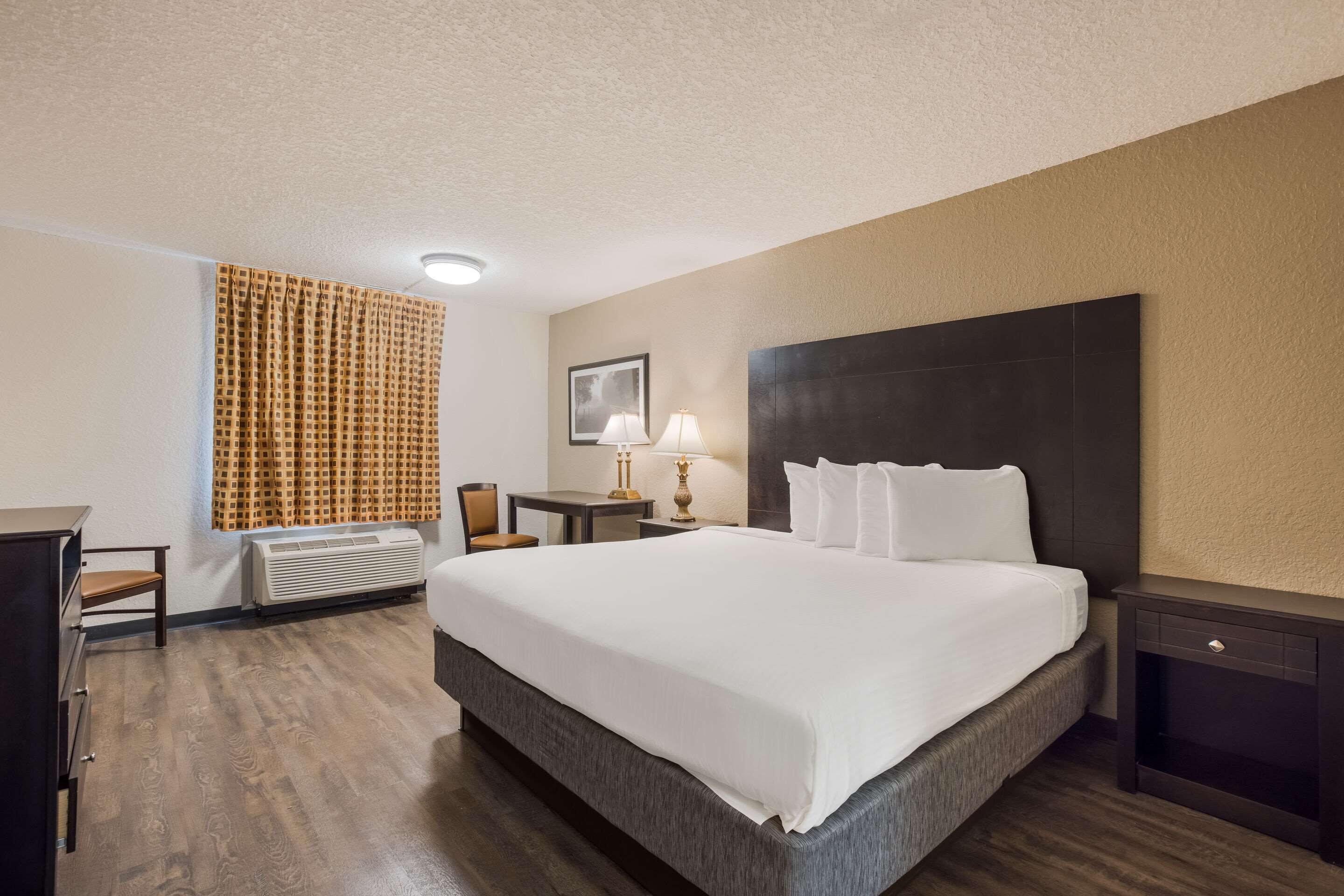 办公桌、熨斗/熨板、免 费 WiFi、床单