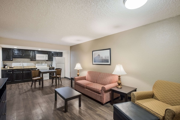 Suite, Multiple Beds, Non Smoking | Desk, iron/ironing board (on request), WiFi (free), bed sheets