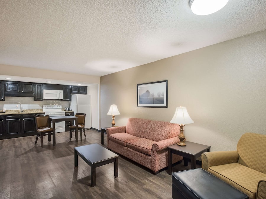 Suite, Multiple Beds, Non Smoking | Desk, iron/ironing board, free WiFi, bed sheets