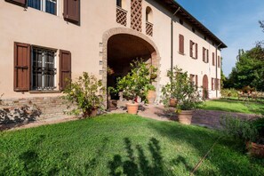 Exterior - GuestHost - This apartment is located on the top floor of a country villaCharacterized by large spaces including an inviting very bright living room thanks to large windows, a kitchen and a large bedroom accessible via a spiral staircaseAmong the common  (Colorno)