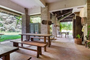 Outdoor dining - GuestHost - This apartment is located on the top floor of a country villaCharacterized by large spaces including an inviting very bright living room thanks to large windows, a kitchen and a large bedroom accessible via a spiral staircaseAmong the common  (Colorno)