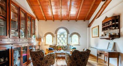 This apartment is located on the top floor of a country villaCharacterized by large spaces including an inviting very bright living room thanks to large windows, a kitchen and a large bedroom accessible via a spiral staircaseAmong the common areas a beau