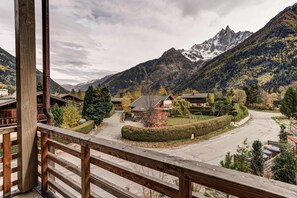 A mountain village with traditional wooden houses, a clear road, and a view of snow-capped mountains. - Luxe La Cordee 221 penthouse - Chamonix All Year (Chamonix-Mont-Blanc)