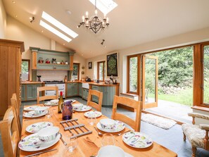 Cottage | Private kitchen | Fridge, electric kettle, toaster, cookware/dishes/utensils - Eagle Farmhouse (Penrith)