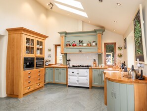 Cottage | Private kitchen | Fridge, electric kettle, toaster, cookware/dishes/utensils - Eagle Farmhouse (Penrith)