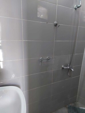 Shower, towels, toilet paper - Beautiful bright apartment in Dakar (Dakar)