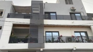 A multi-story residential building with balconies, large windows, and a modern architectural design. - Beautiful bright apartment in Dakar (Dakar)
