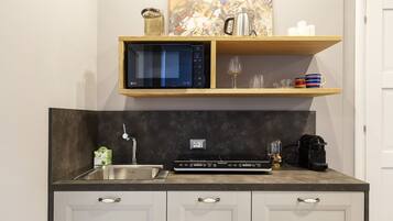 Frigorifero, microonde, piano cottura, macchina per tè/caffè