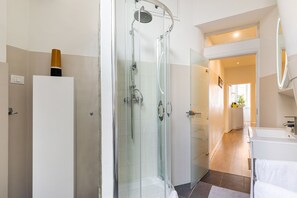 Standard-Apartment, 1 Schlafzimmer | Badezimmer | Dusche, Regendusche, Bidet, Handtücher