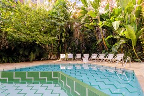 Outdoor pool - Aspasios Garden Apartments (Barcelona)