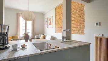 Departamento Confort, vista a la ciudad | Cocina privada | Refrigerador con congelador, microondas, horno y parrilla de estufa