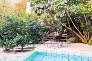 Outdoor pool - Aspasios Garden Apartments (Barcelona)